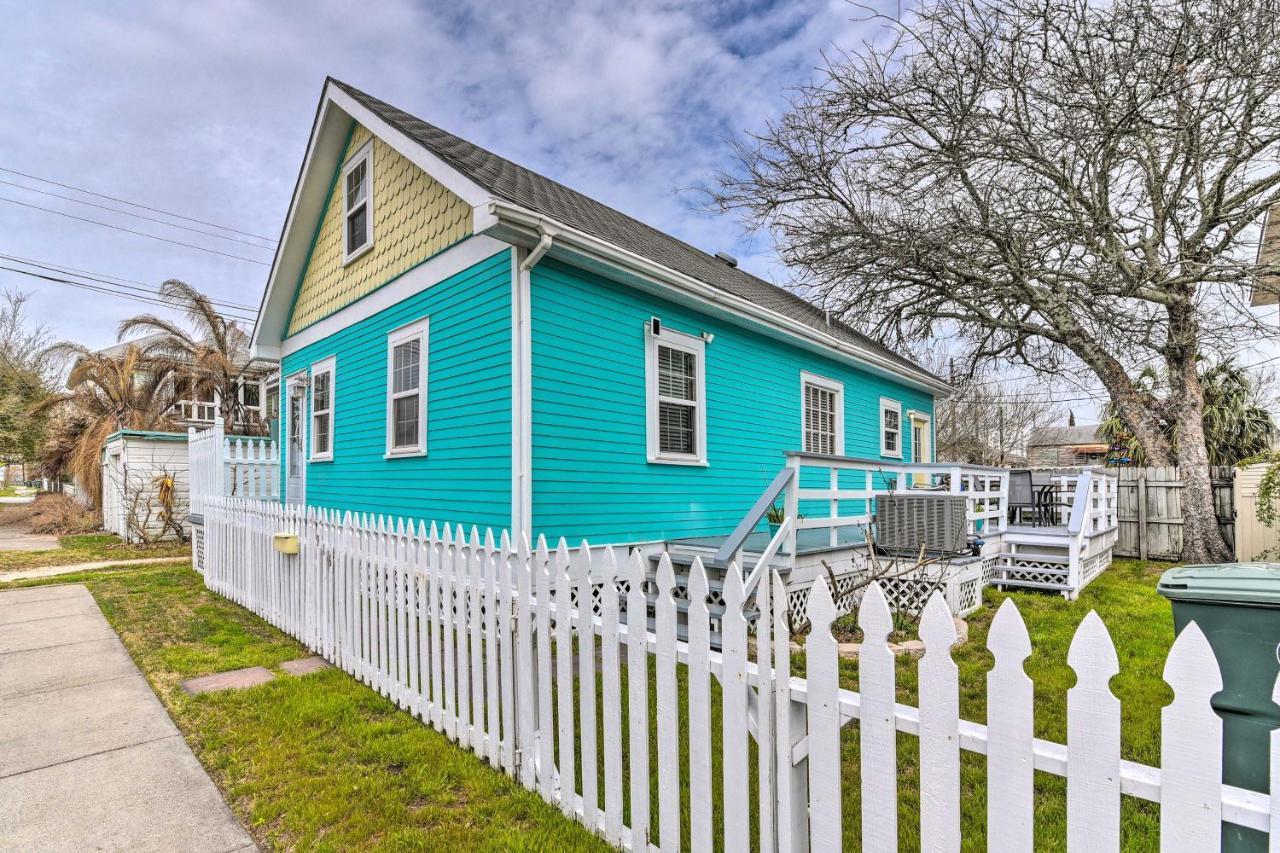 Galveston 'Blue Bungalow' - Walk To Beach! Buitenkant foto